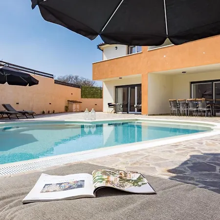 Βίλα Nur Πούλα